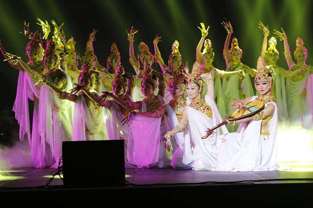 一、靈動的思想  “創(chuàng)意”不僅是演藝的靈魂，更是社會發(fā)展進步的要素。有了一個好的創(chuàng)意，演藝便會事半功倍。同樣我們開展的演藝能被廣大師生所接受并認可，就更離不開合理的安排、精心的設(shè)計、巧妙的構(gòu)思。因此，建立一種清晰合理、開拓創(chuàng)新的思維軌跡是辦好演藝的基礎(chǔ)。創(chuàng)意思路的優(yōu)劣，主要區(qū)別在于思維方式的不同，具有“靈感”的演藝常常帶著時代的氣息與強大的生命力。正確的定位演藝我們需要作到以下幾點：